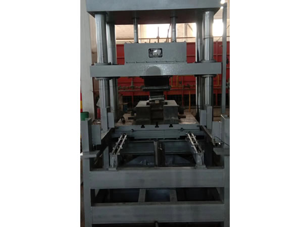 630T振动液压机带机外出模